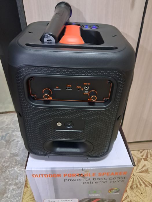 Продаю колонку очень громкий чёткий с микрофоном новый ещё  новый