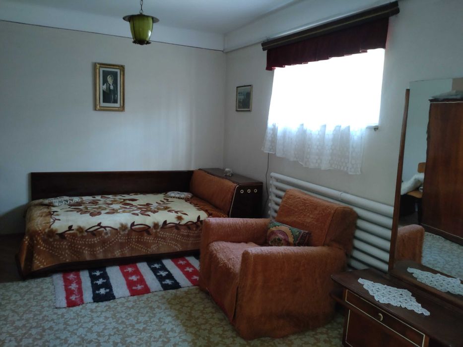 Vand casă individuală cu două locuințe separate si curte, ideală pentru două generații