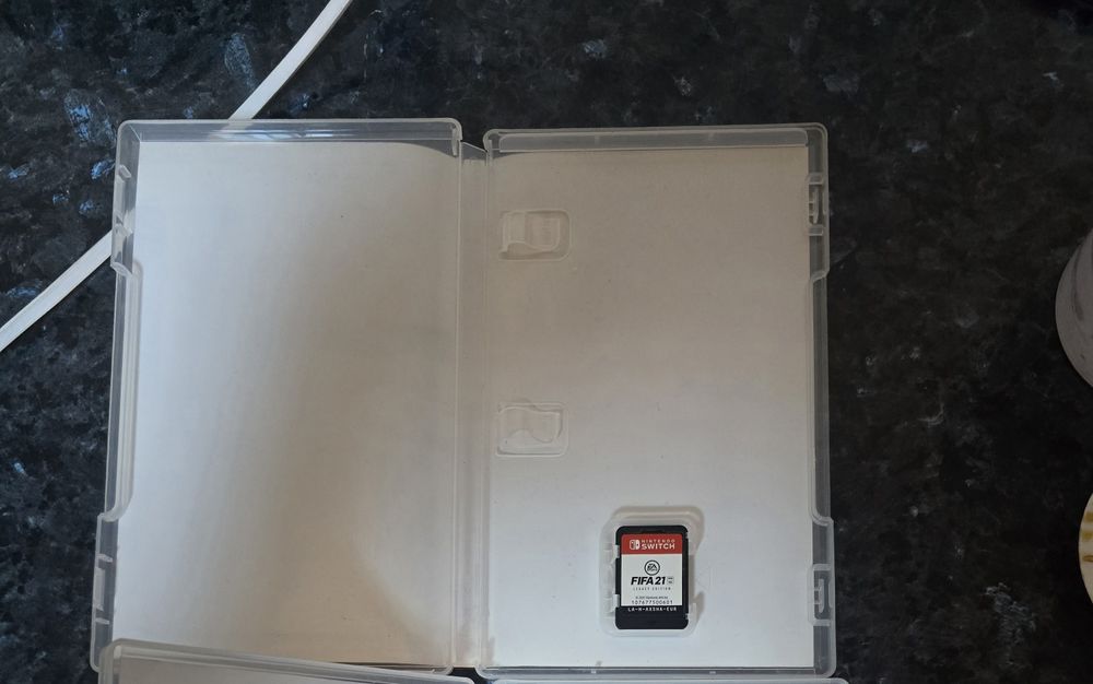 Vând FIFA 21, Minecraft pentru Nintendo Switch, în stare foarte bună