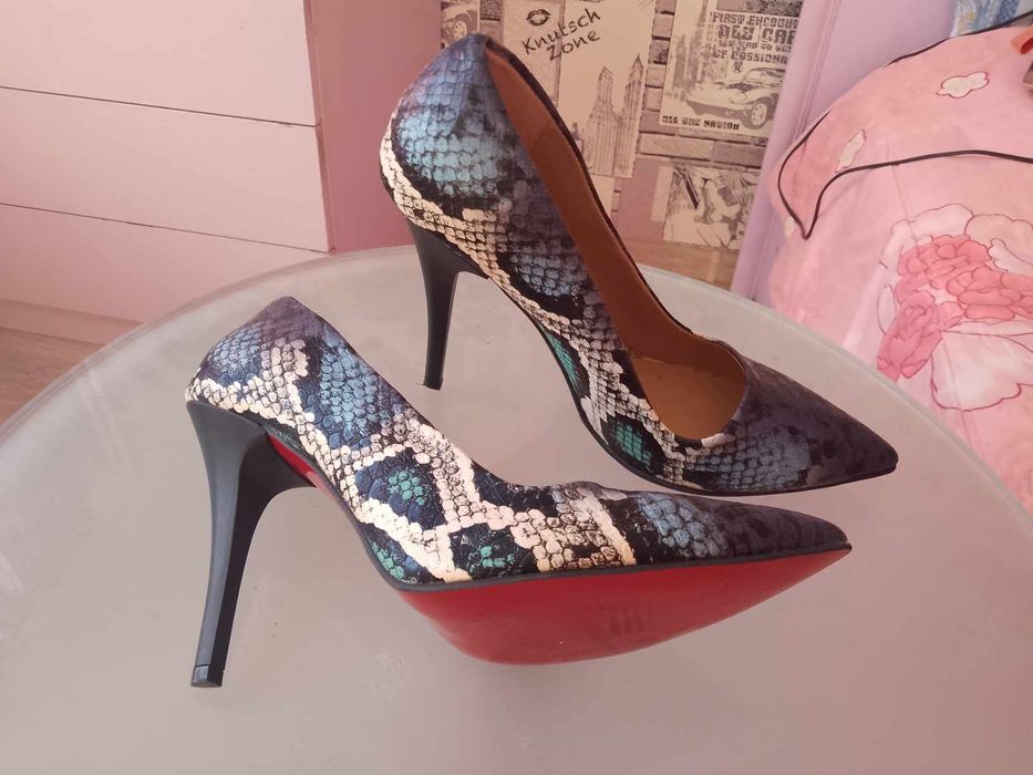 Чисто нови обувки на висок ток "Змия"