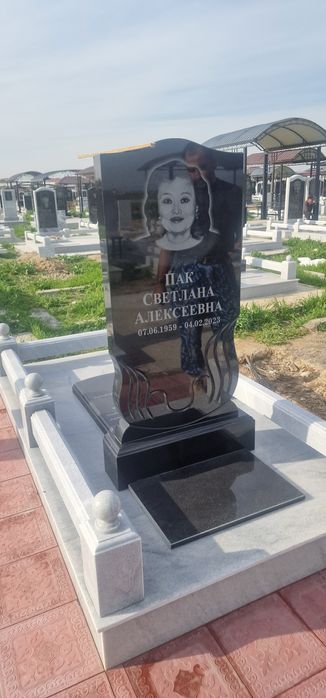 Памятник из светлого мрамора