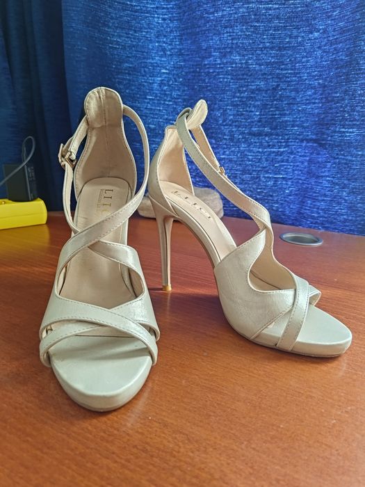 Златисти сандали на ток 36 номер