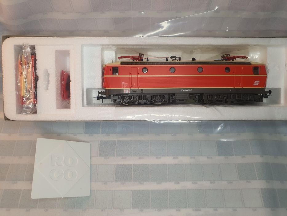 Roco OBB 1044 electric locomotive 43943 HO Scale DCC ready