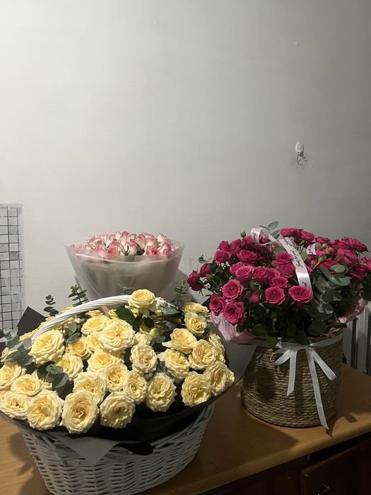 Цветы в корзине свежые