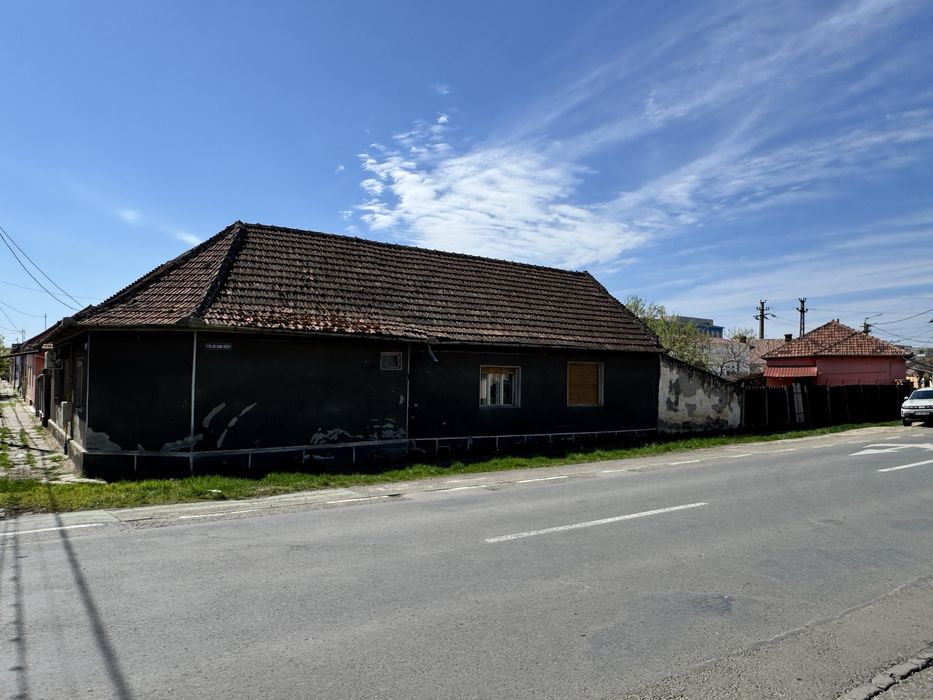 Casa pe colt 8 camere,teren 650 mp de vanzare zona Padurii front mare