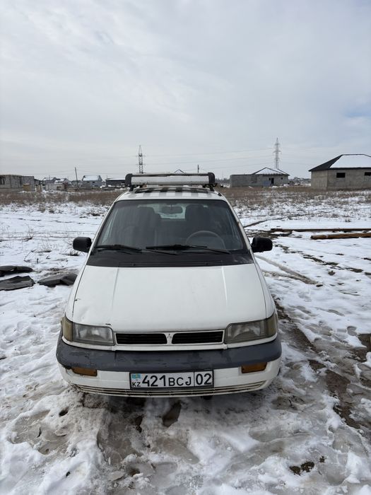 Митсубиси спейс раннер