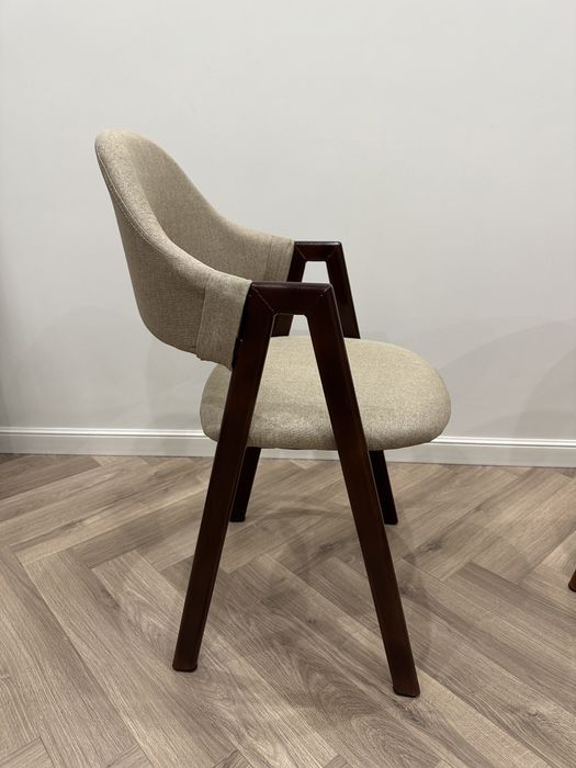 Стол и стулья кухонные