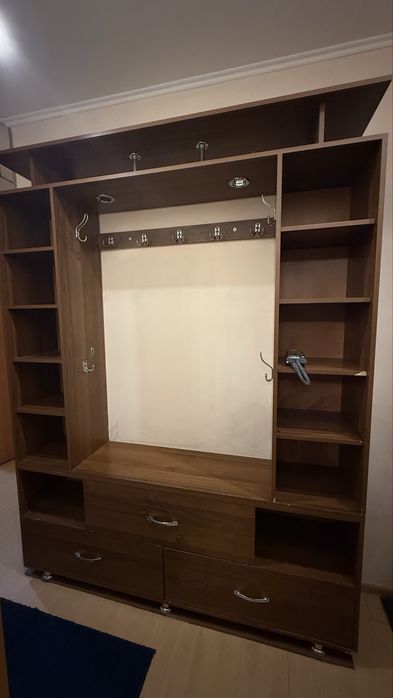 Отдам диван и прихожую.