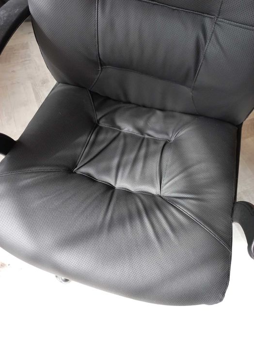 Продавам офис стол