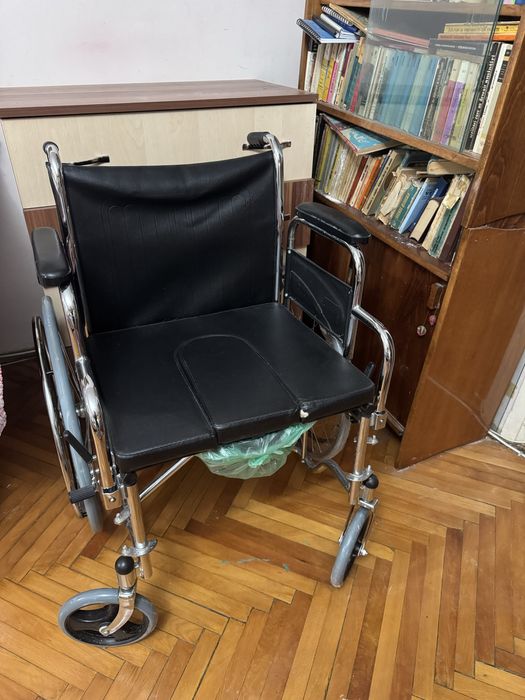 Scaun cu rotile si vas de toaleta