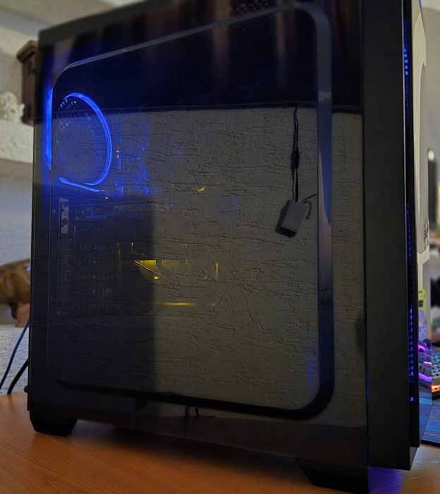 Vând PC gaming în stare foarte bună, funcționează impecabil. Ideal pentru gaming / office / multimedia.