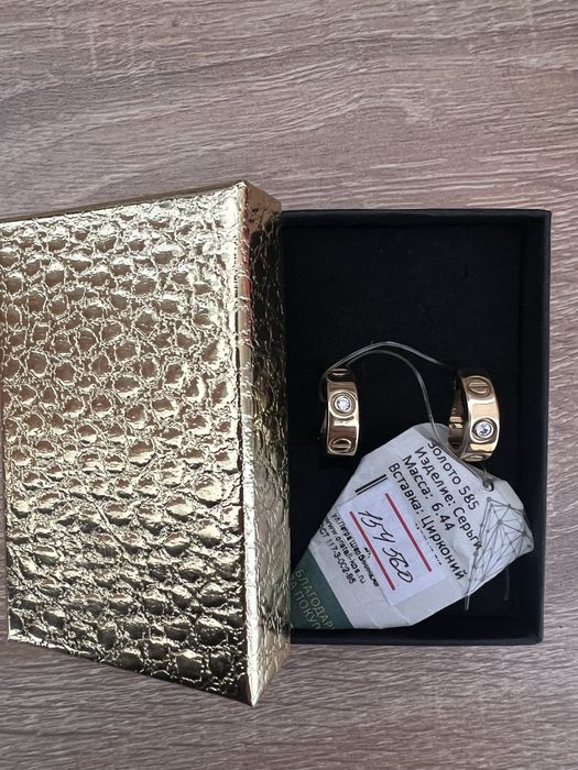 Золотые сережки Cartier