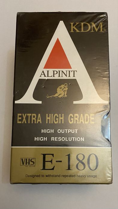 Casete VHS goale sigilate.