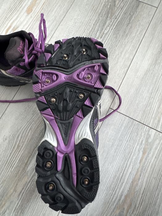 Маратонки Asics-неразличими от нови!