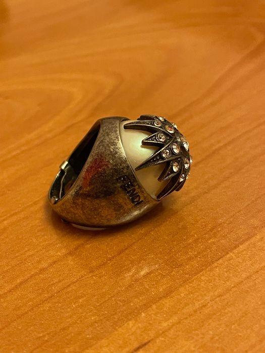 Продается кольцо от FENDI