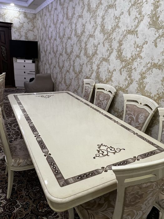 Stol-stul (zalga) mehmon kutadigan (8ta stuli bor).