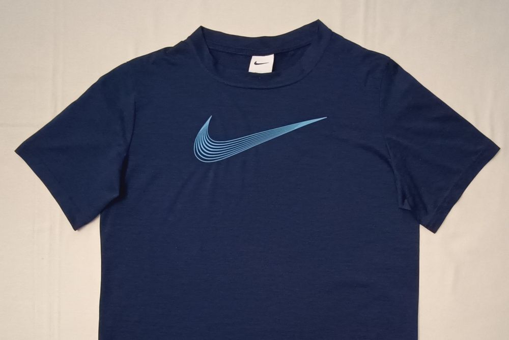 Nike DRI-FIT Swoosh Tee оригинална тениска ръст 158-170см Найк спорт фланелка