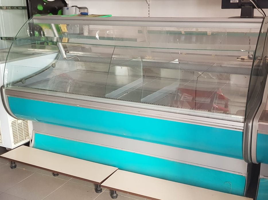 Продавам хладилно оборудване за магазин