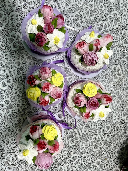 Продаются куличи ,оформленные зефирными цветами.