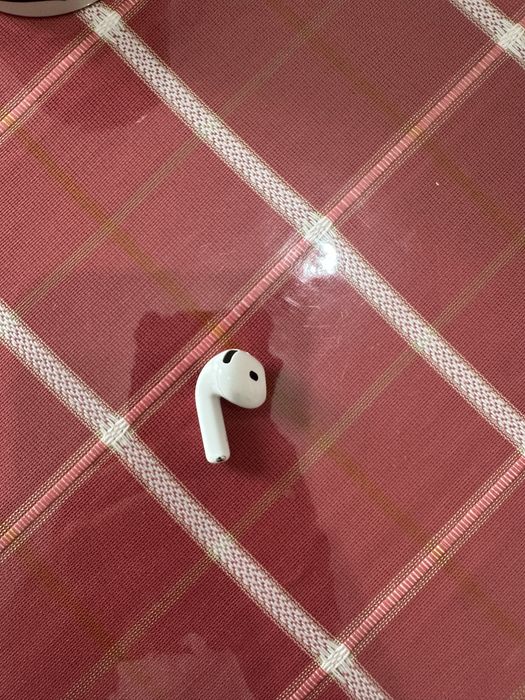 Левое ухо airpods 4