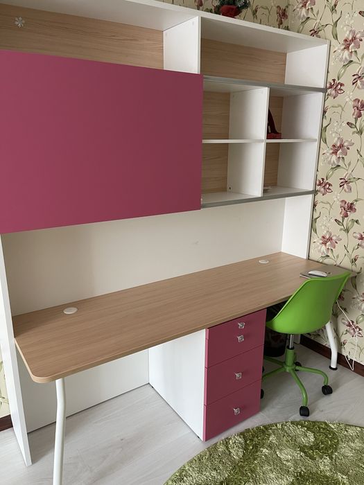 Рабочий/письменный  стол для девочек