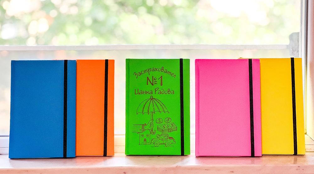 Гравиран цветен тефтер с химикалка - надпис по избор!