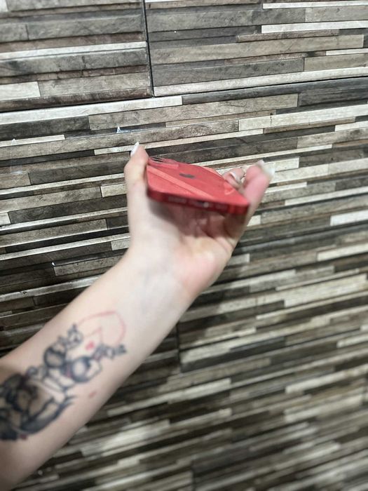 iPhone 12 цвят червен