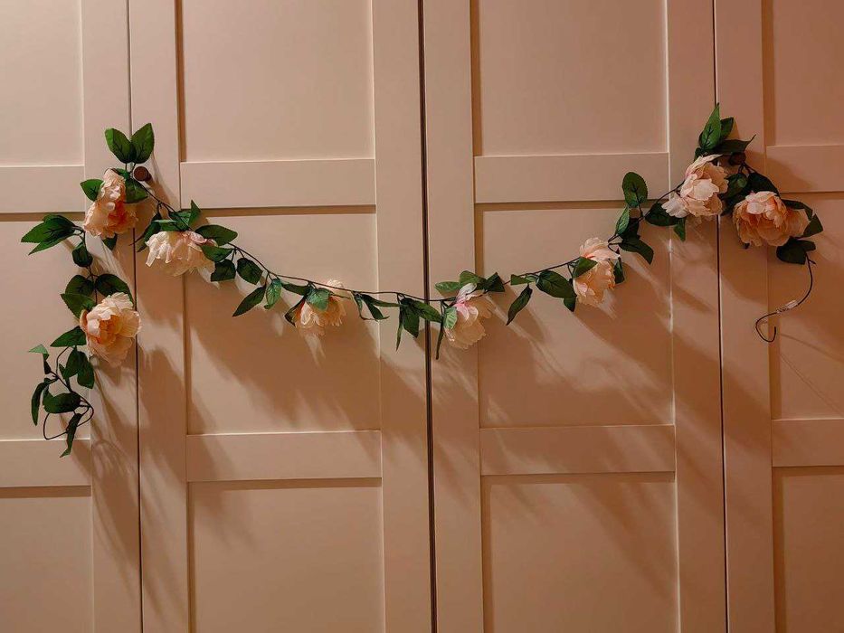 ghirlanda din bujori artificiali