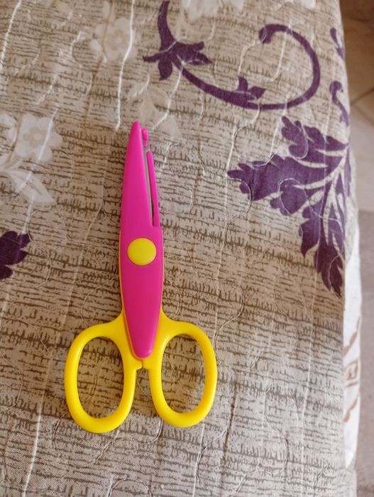 Foarfecă pentru copi nepericuloasă