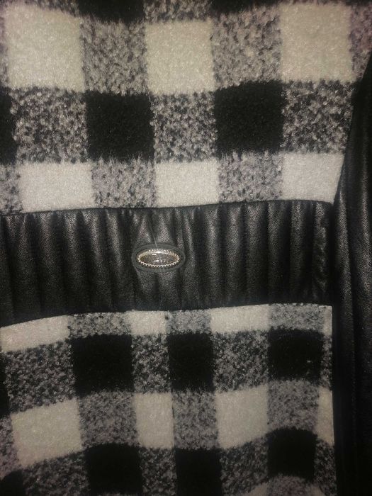 Дамско палто с кожена яка