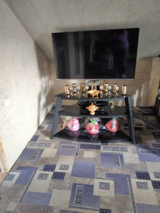 Телевизор смарт со встроеным кренштеином столом