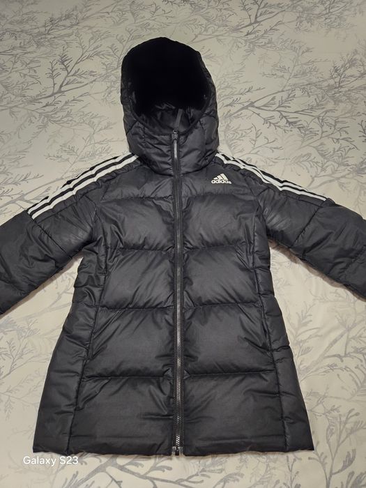 Продавам дамско яке Адидас