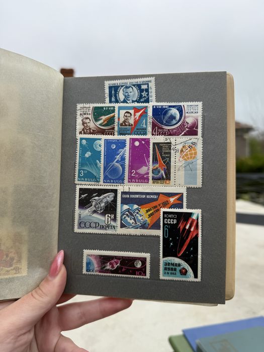 Малък класьор с различни пощенски марки