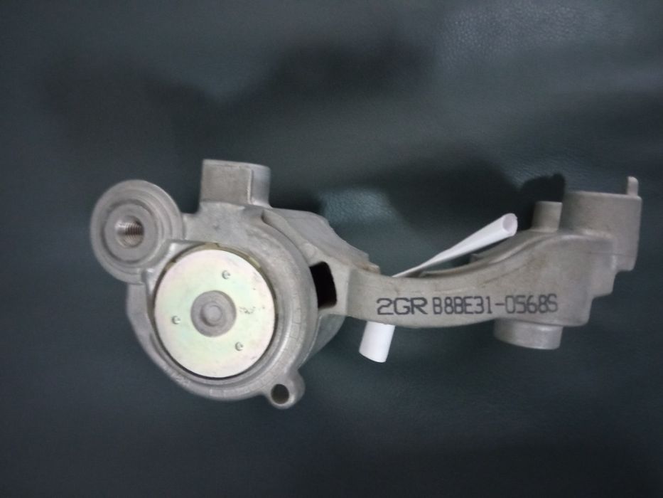 Натяжитель ремня.