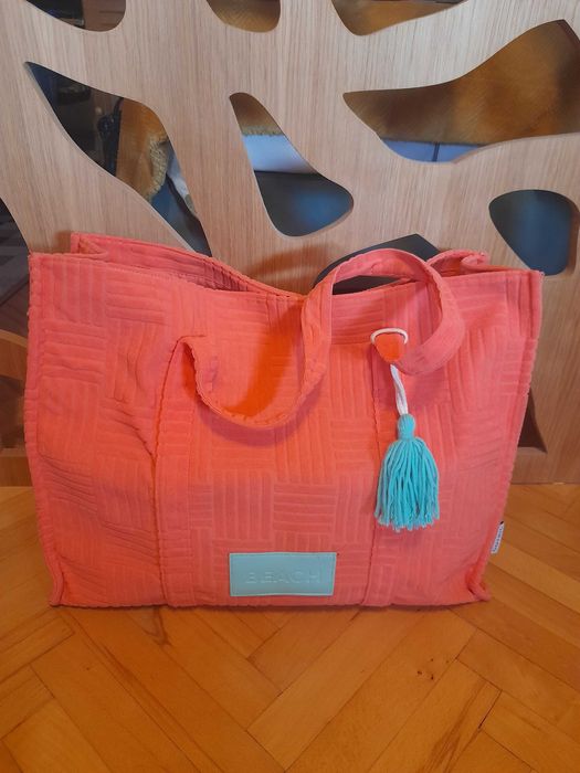 Голяма плажна чанта с пискюл