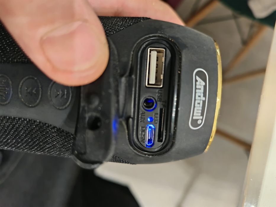 Vînd boxă portabilă model Q-T22