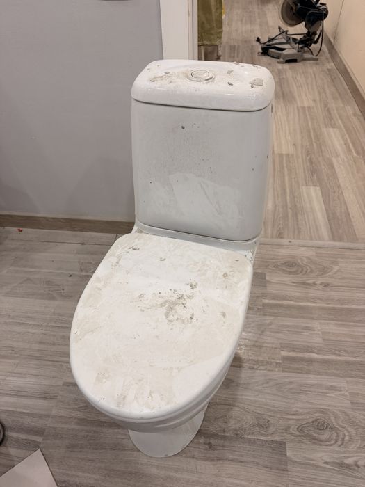 В хорошем состояний б/у унитаз с бочком
