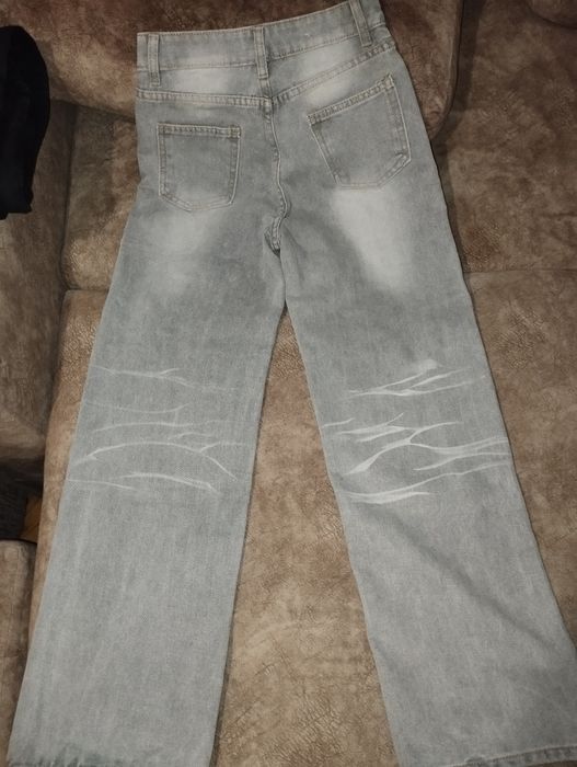 Продам джинсы новые на девочку подростка