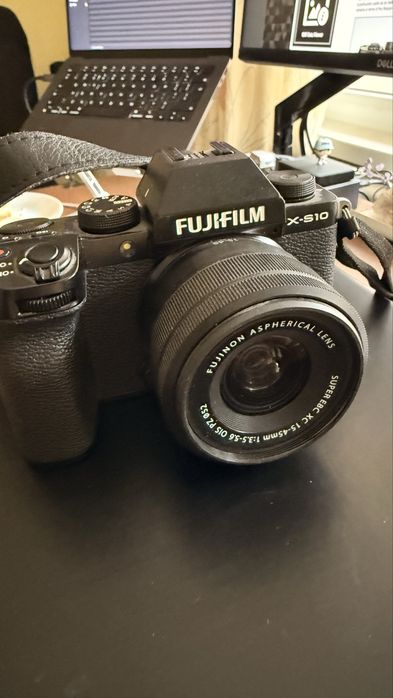 Fujifilm X-S10 с обектив XC 15-45mm