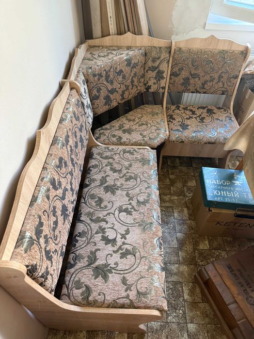 Компактен ъглов диван за кухня/трапезария