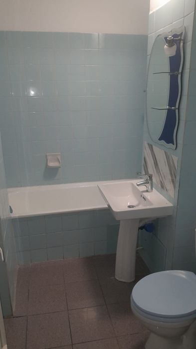 Închiriez apartament cu 2 camere