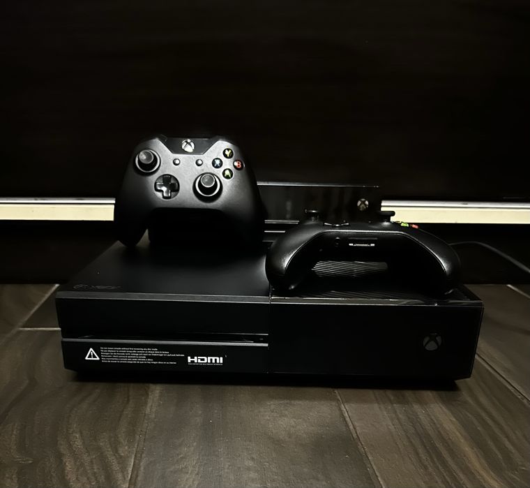 Xbox One cu 2 controllere și Kinect