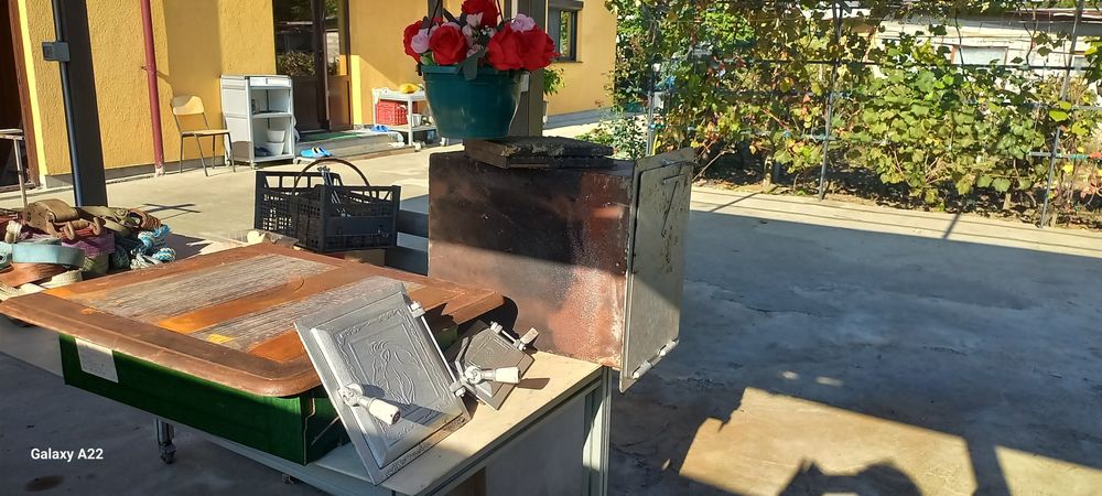 Plită cu rama trei rânduri de cercuri,două portițe și rola sudata cu tablă groasă +două gratare