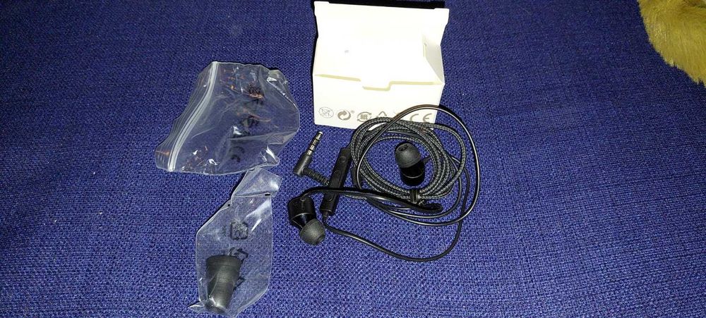 Слушалки LG с кабел и дистанционно