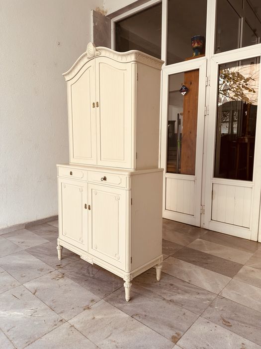 Шведски винтидж шкаф в стил Gustavian / Неокласицизъм