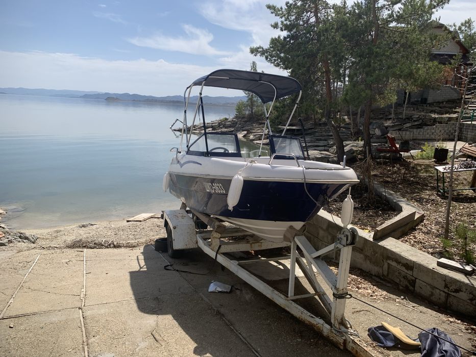 Катер немтун с мотором,сел и поплыл