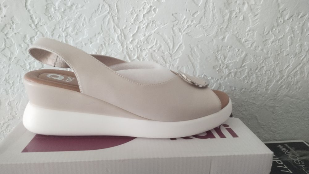 Продам женские босоножки