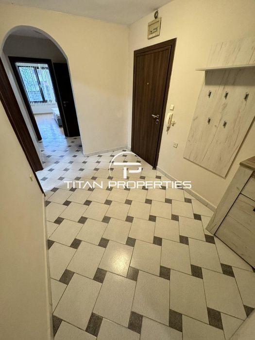 Тристаен, под наем, Център