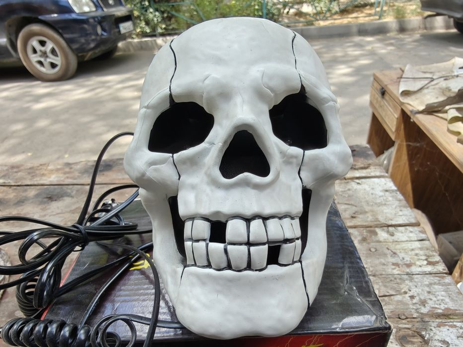 Телефон в форме  черепа