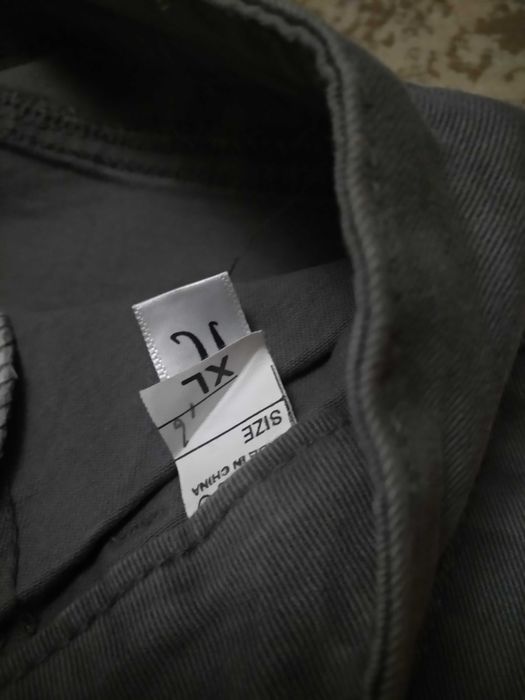 Джинсы серые и зелёные зара